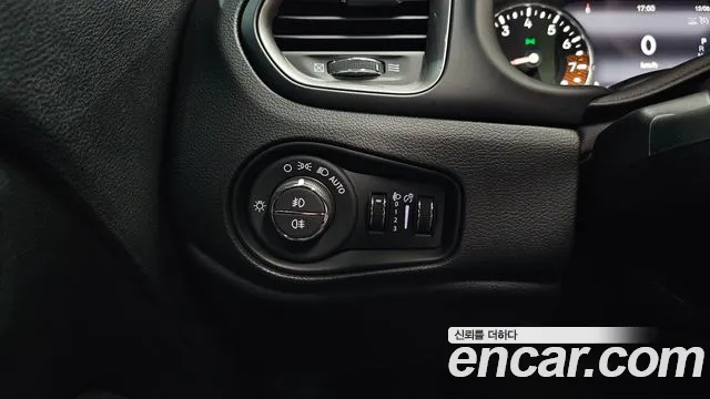 Jeep Renegade — Фото автомобиля 16