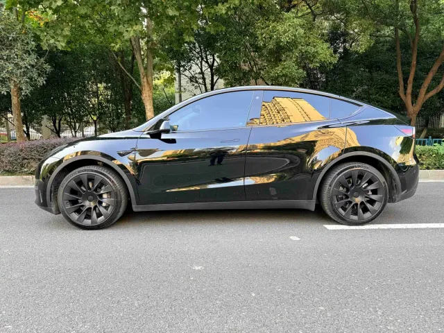 Tesla Model Y — Фото автомобиля 5