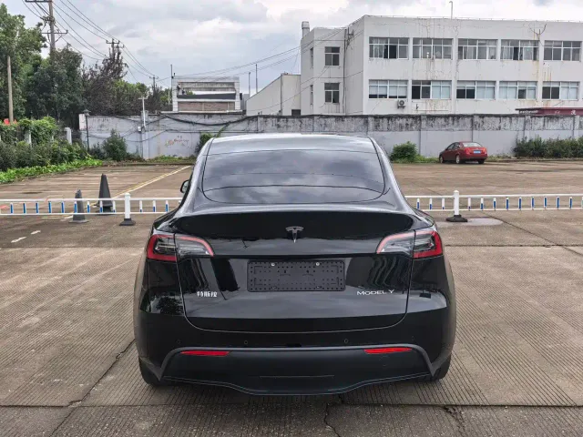 Tesla Model Y — Фото автомобиля 5
