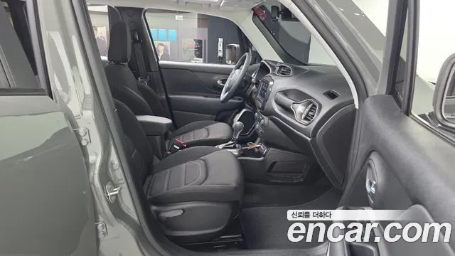 Jeep Renegade — Фото автомобиля 10