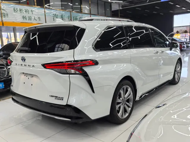 Toyota Sienna — Фото автомобиля 6