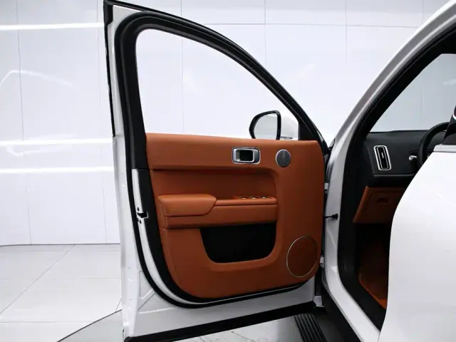 Li Auto L8 — Фото автомобиля 12