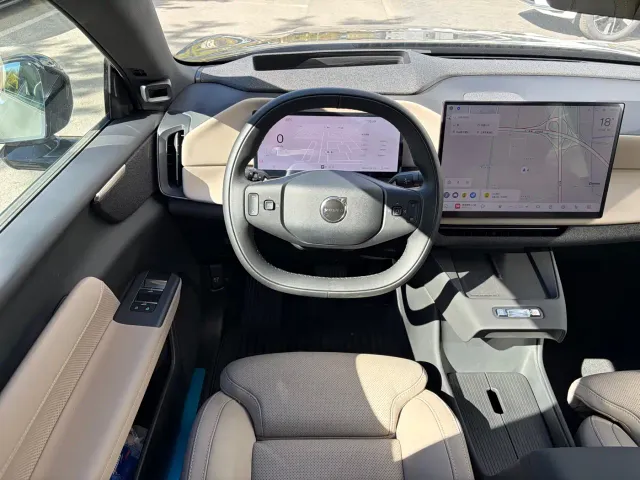 Volvo XC70 Plug-in Hybrid — Фото автомобиля 12