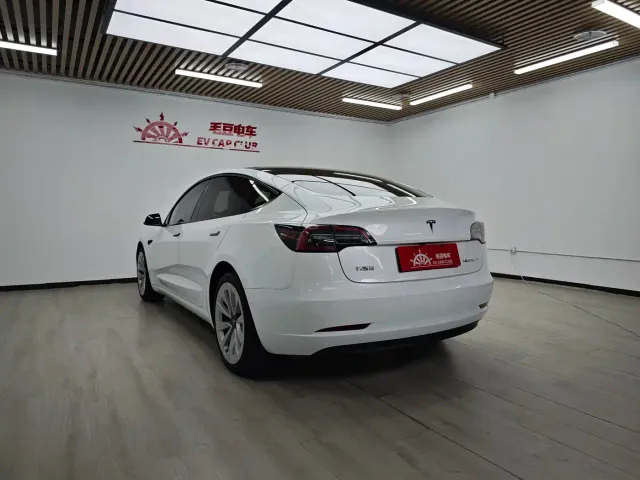Tesla Model 3 — Фото автомобиля 5