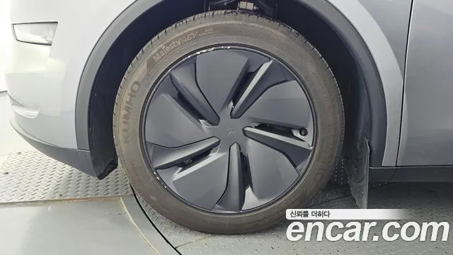 Tesla Model Y — Фото автомобиля 5