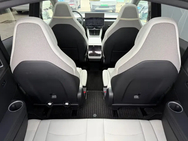 Tesla Model Y L — Фото автомобиля 7