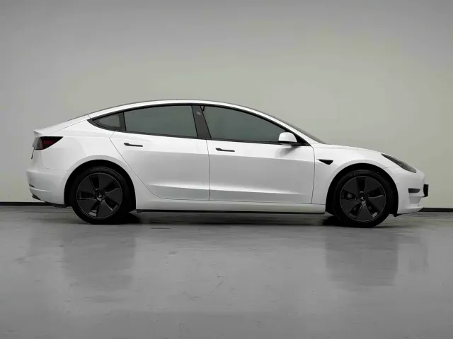 Tesla Model 3 — Фото автомобиля 13