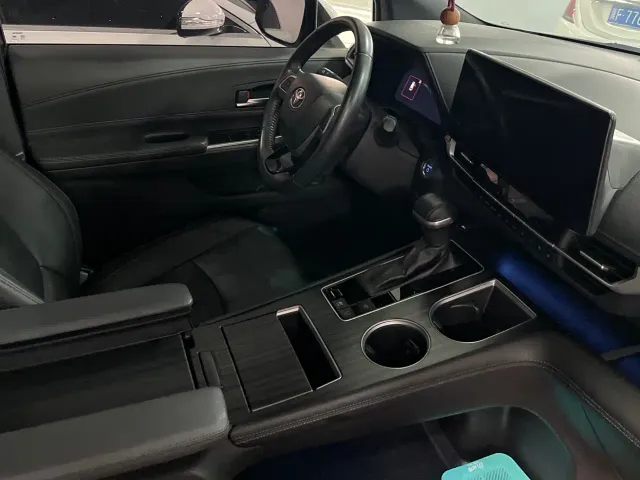 Toyota Sienna — Фото автомобиля 6
