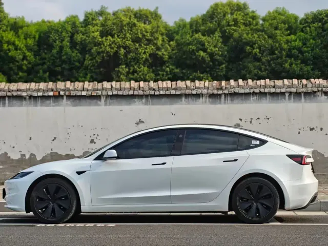 Tesla Model 3 — Фото автомобиля 9