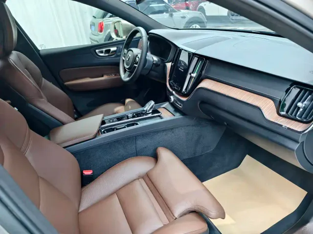 Volvo XC60 — Фото автомобиля 11