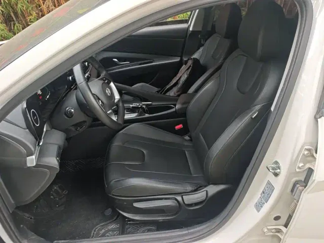 Hyundai Elantra — Фото автомобиля 14