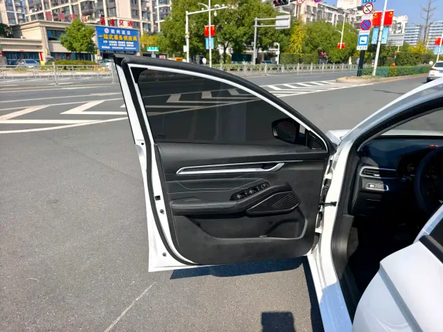 Geely Emgrand — Фото автомобиля 13