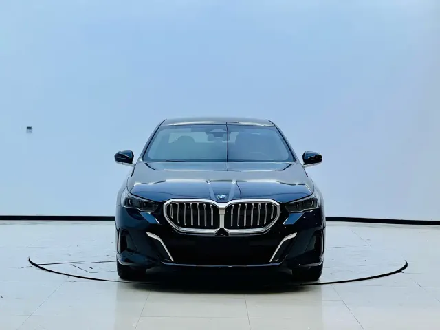 BMW 5 Series — Фото автомобиля 2