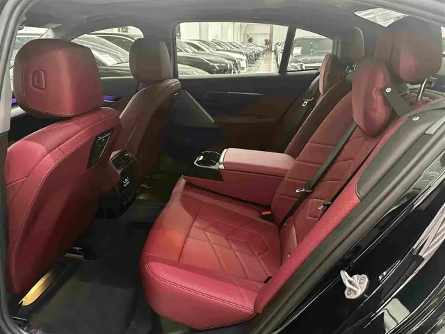 BMW 5 Series — Фото автомобиля 11