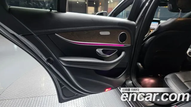 Mercedes-Benz E-Class — Фото автомобиля 22