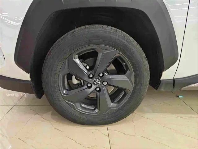 Toyota RAV4 — Фото автомобиля 10
