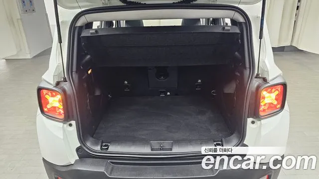 Jeep Renegade — Фото автомобиля 18
