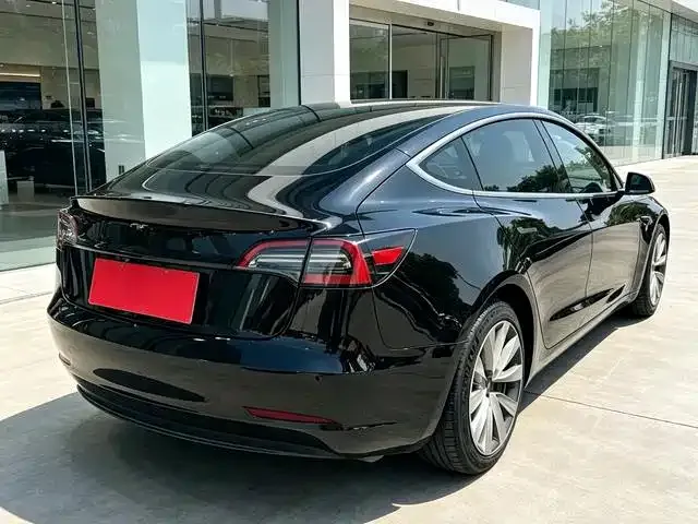Tesla Model 3 — Фото автомобиля 4
