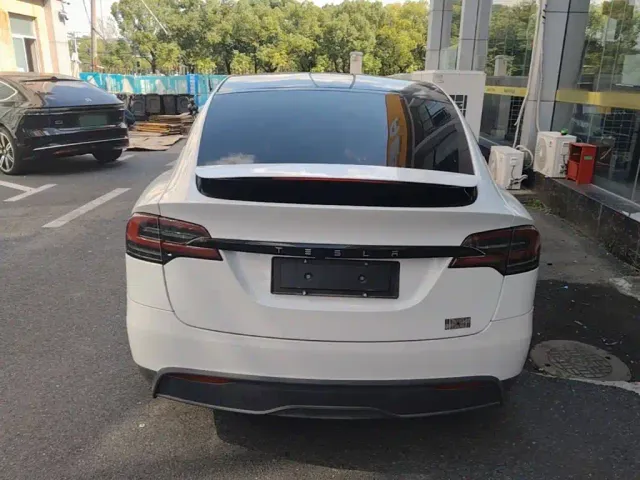Tesla Model X — Фото автомобиля 5