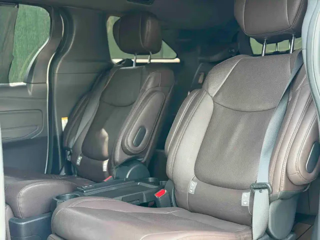 Toyota Sienna — Фото автомобиля 9