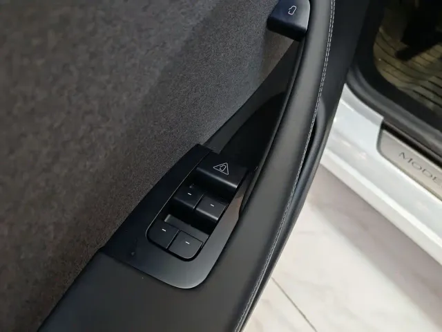 Tesla Model 3 — Фото автомобиля 12