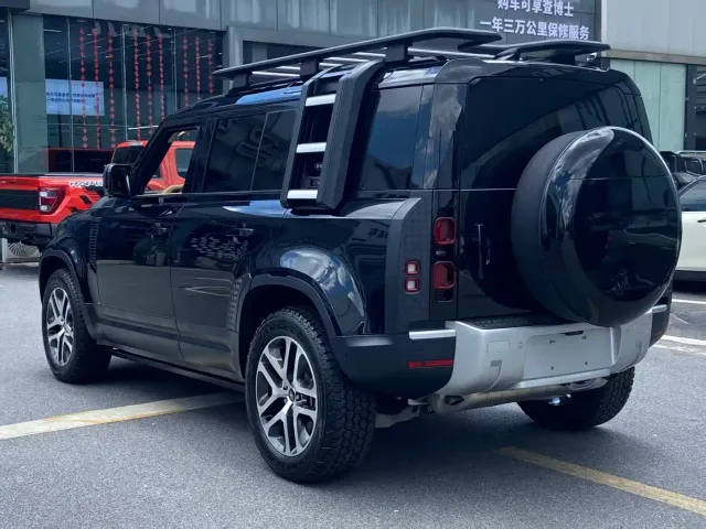 Land Rover Defender — Фото автомобиля 10