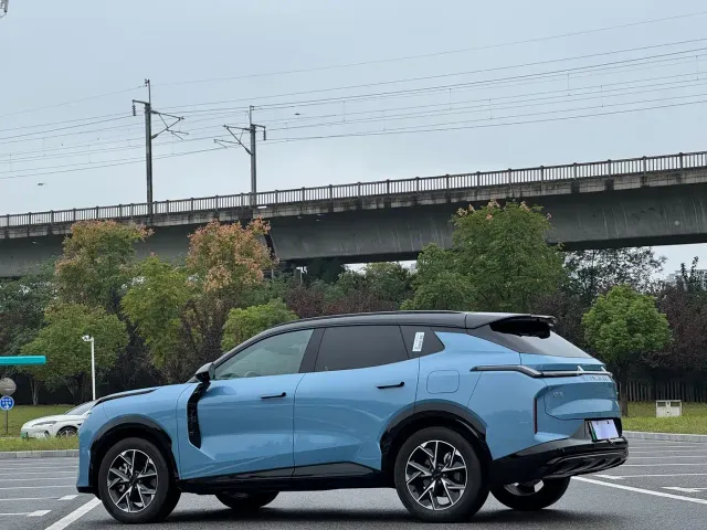 Lynk & Co 08 EM-P — Фото автомобиля 18