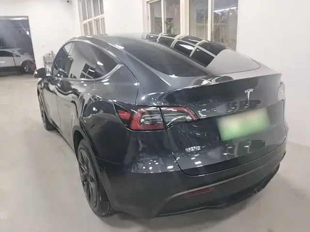 Tesla Model Y — Фото автомобиля 4