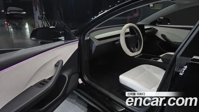 Tesla Model 3 — Фото автомобиля 10