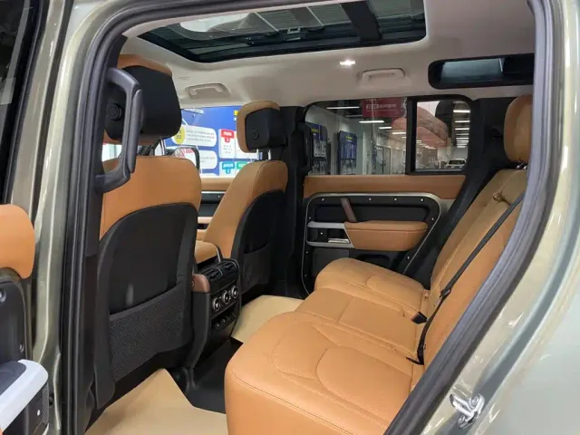 Land Rover Defender — Фото автомобиля 12