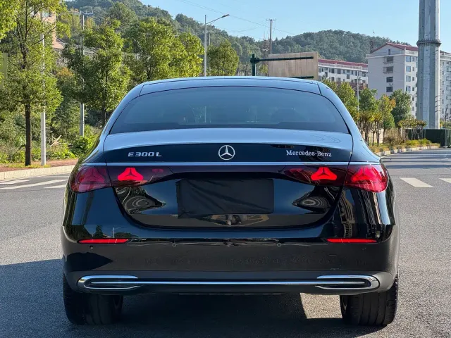 Mercedes-Benz E-Class — Фото автомобиля 5