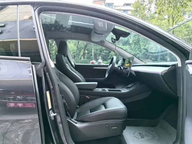 Tesla Model Y — Фото автомобиля 17