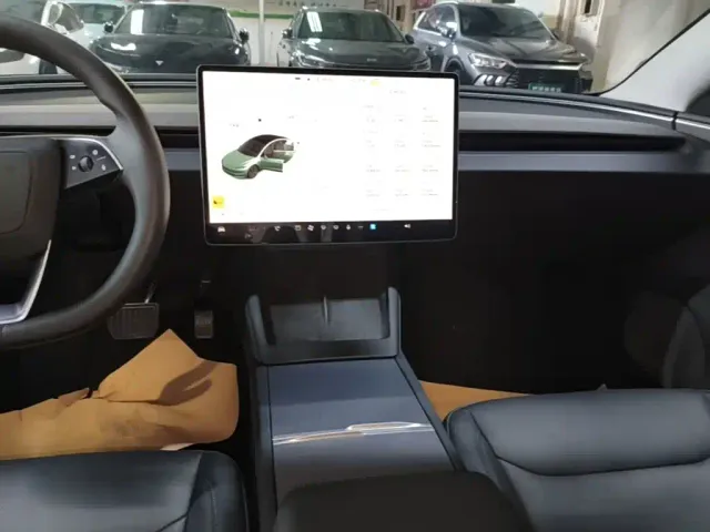 Tesla Model 3 — Фото автомобиля 12