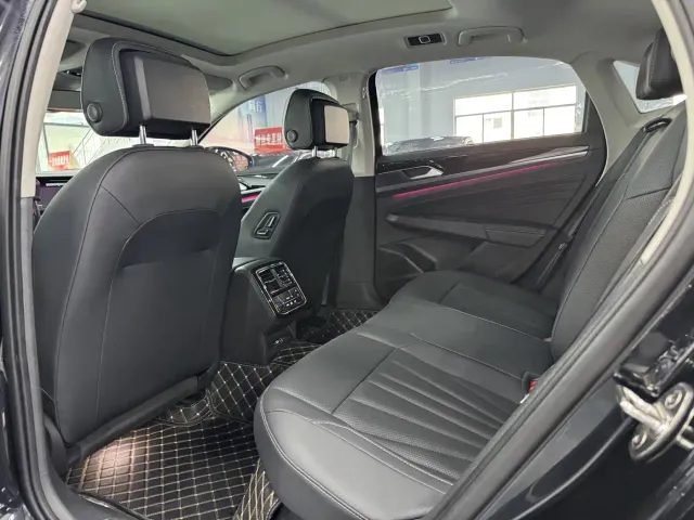 Volkswagen Passat — Фото автомобиля 5