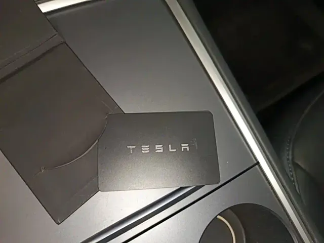 Tesla Model Y — Фото автомобиля 8