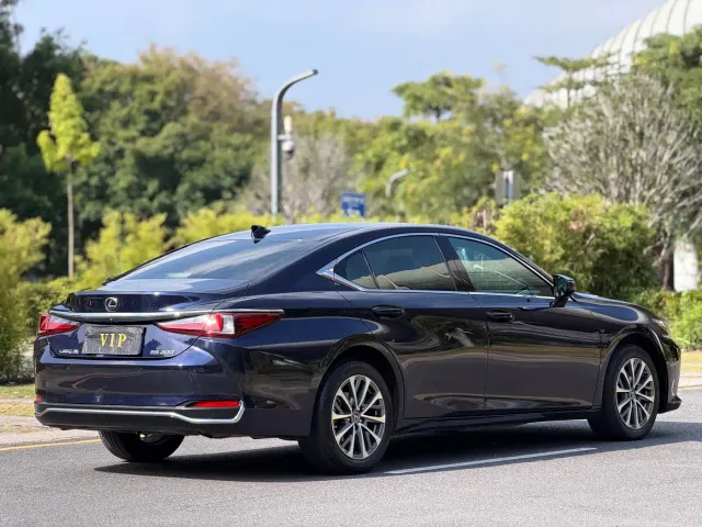 Lexus ES — Фото автомобиля 12