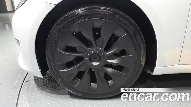 Tesla Model 3 — Фото автомобиля 5