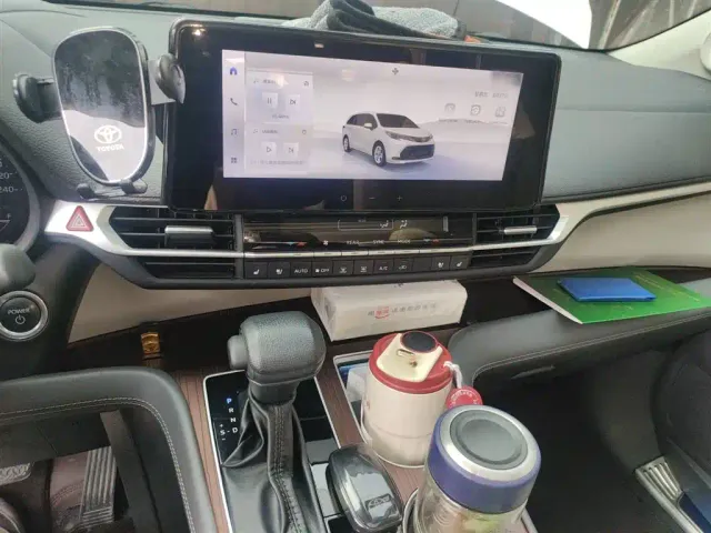 Toyota Sienna — Фото автомобиля 5