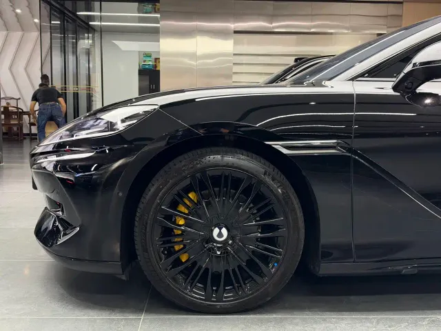 Denza Z9GT — Фото автомобиля 16