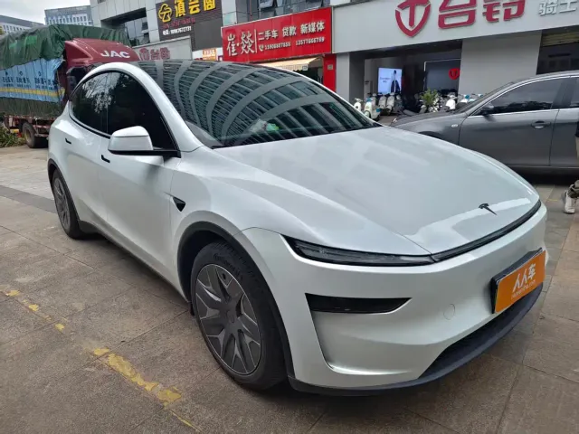 Tesla Model Y L — Фото автомобиля 3