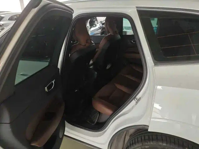 Volvo XC60 — Фото автомобиля 4