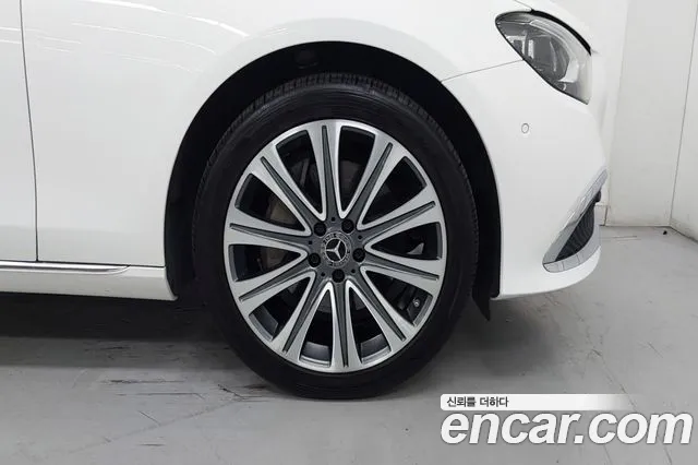 Mercedes-Benz E-Class — Фото автомобиля 5