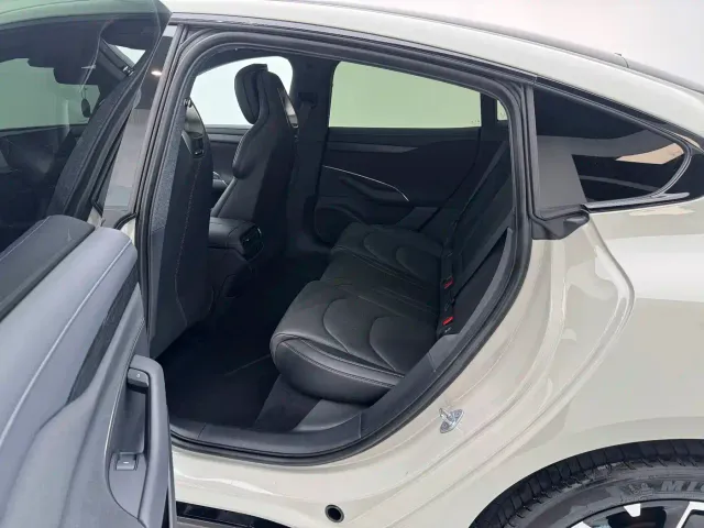 Xiaomi SU7 — Фото автомобиля 4