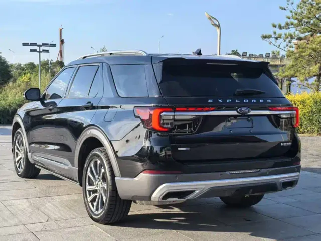 Ford Explorer — Фото автомобиля 3