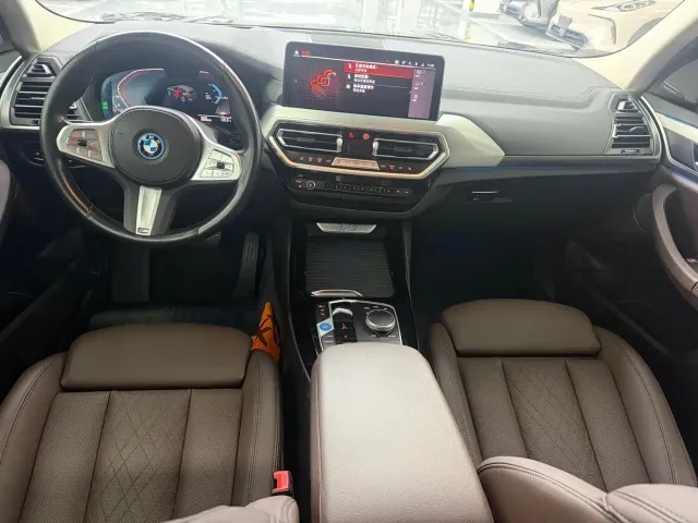 BMW iX3 — Фото автомобиля 4