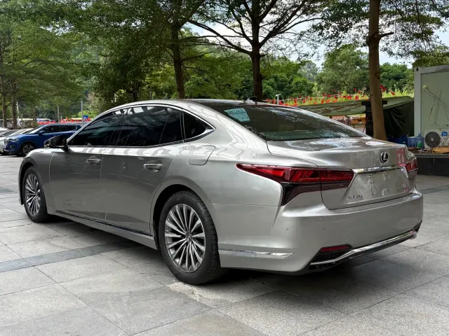 Lexus LS — Фото автомобиля 10