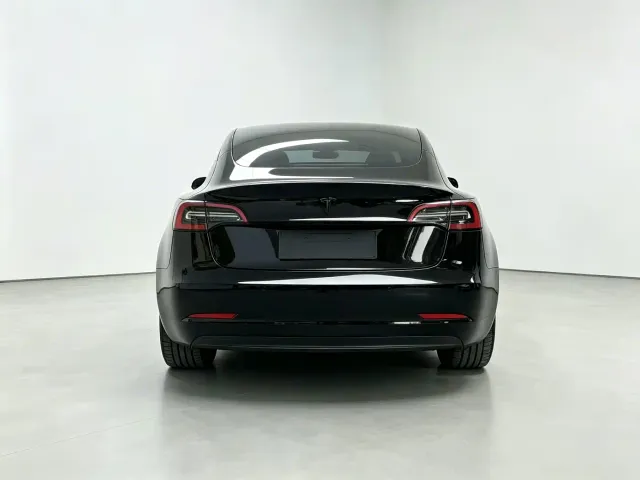 Tesla Model 3 — Фото автомобиля 8