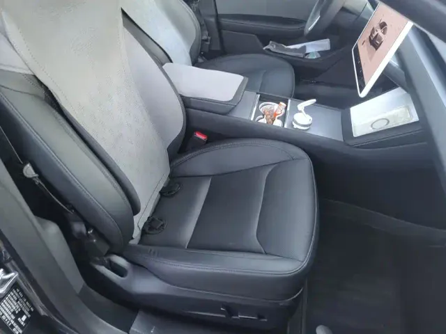 Tesla Model 3 — Фото автомобиля 8