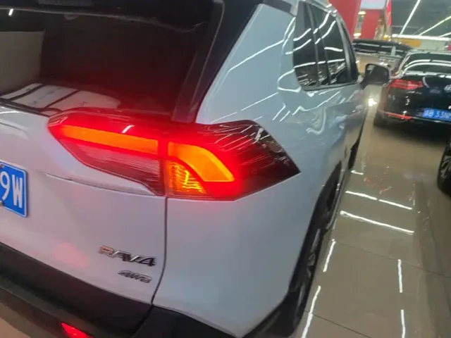 Toyota RAV4 — Фото автомобиля 7