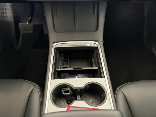 Tesla Model Y — Фото автомобиля 10